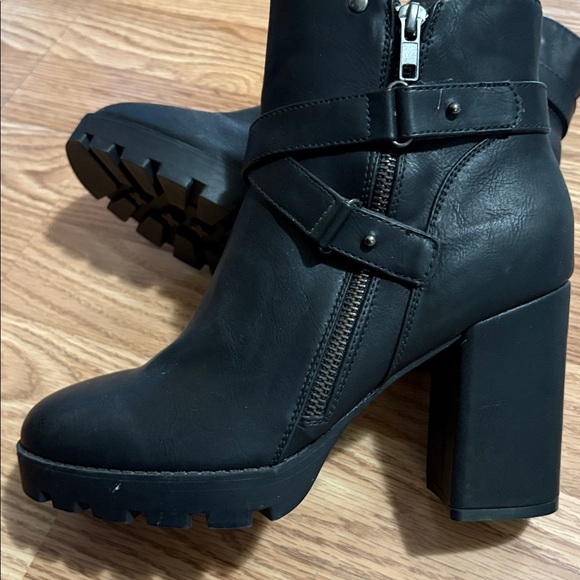 MIA ESTER WOMEN'S BLOCK 4" HEEL BLACK ZIPPERED ANKLE SIZE 8M BOOTS - Picture 2 of 12